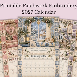 Puede incluir: Un calendario imprimible de 2027 con diseños de bordado patchwork. Cada página muestra una cuadrícula mensual con fechas, motivos florales, escenas invernales y textos religiosos. Las páginas incluyen ilustraciones de girasoles, corazones, libros y gatos, enmarcadas por encajes intrincados y patrones acolchados en paletas de colores suaves y apagados.