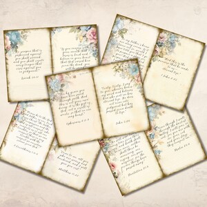 Op de afbeelding: Een verzameling vintage papieren kaarten met bloemaccenten in blauwe, roze en cr&egrave;mekleurige tinten. Elke kaart bevat handgeschreven tekst met religieuze verzen. De kaarten hebben een verouderde, versleten uitstraling.