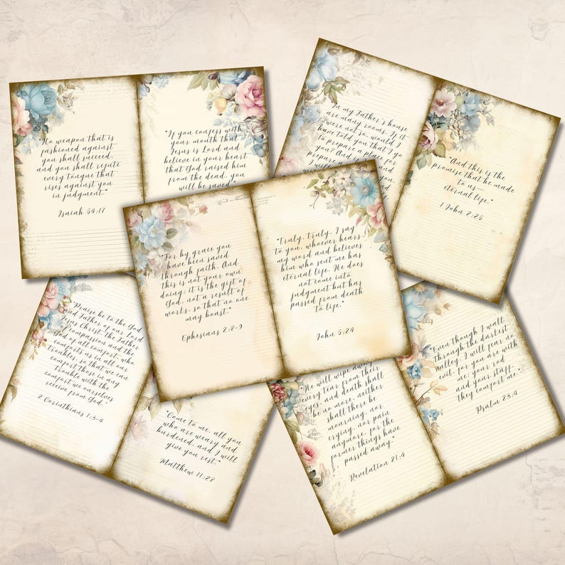 Op de afbeelding: Een verzameling vintage papieren kaarten met bloemaccenten in blauwe, roze en cr&egrave;mekleurige tinten. Elke kaart bevat handgeschreven tekst met religieuze verzen. De kaarten hebben een verouderde, versleten uitstraling.