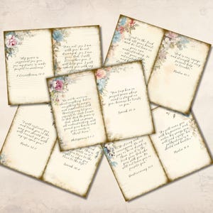 Op de afbeelding: Een verzameling papieren vellen in vintage-stijl met bloemenhoekontwerpen in roze, blauw en cr&egrave;me. Elk vel bevat een ander bijbelvers in zwarte tekst, met een verouderd uiterlijk.