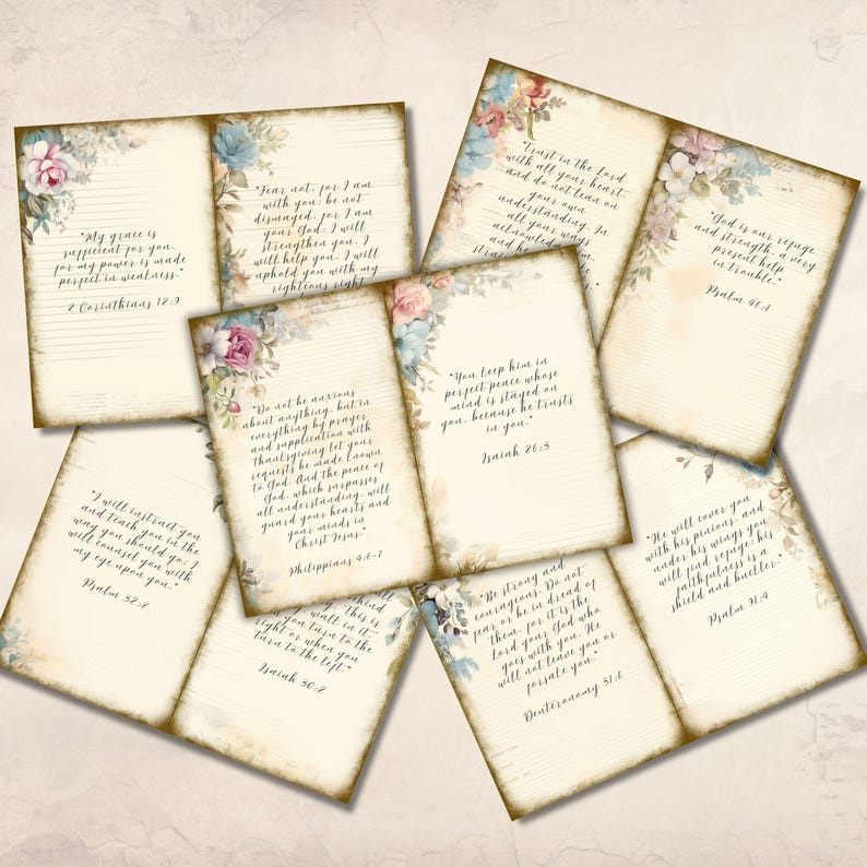 Op de afbeelding: Een verzameling papieren vellen in vintage-stijl met bloemenhoekontwerpen in roze, blauw en cr&egrave;me. Elk vel bevat een ander bijbelvers in zwarte tekst, met een verouderd uiterlijk.
