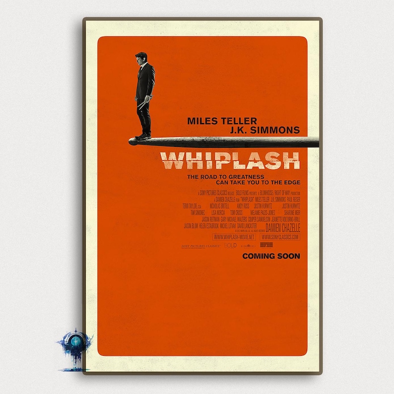 Może przedstawiać: Plakat filmowy do filmu "Whiplash" z Milesem Tellerem i J.K. Simmons. Plakat jest pomarańczowy z czarno-białym obrazkiem Milesa Tellera stojącego na pałeczce. Tekst "Whiplash" jest dużymi białymi literami, a slogan "The road to greatness can take you to the edge" jest mniejszymi białymi literami.
