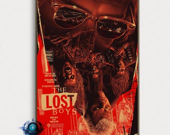 Puede incluir: Un póster de película de estilo vintage para la película "The Lost Boys". El póster presenta un esquema de color rojo y negro con un diseño rasgado y desgarrado. El título de la película está en letras blancas grandes. El póster también presenta un lema: "Ser salvaje es su sangre."