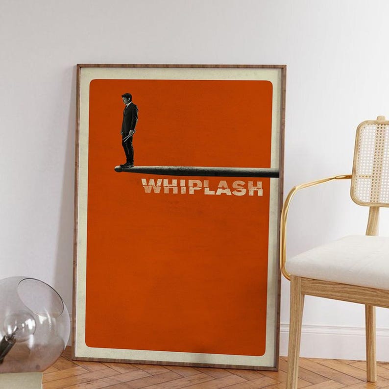 Może przedstawiać: Minimalistyczny plakat z pomarańczowym tłem przedstawiający mężczyznę stojącego na pałeczce perkusyjnej z napisem "WHIPLASH" wydrukowanym poniżej.