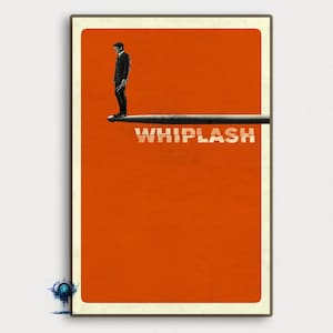 Może przedstawiać: Minimalistyczny plakat filmowy z pomarańczowym tłem. Mężczyzna w garniturze stoi na pałeczce do perkusji z napisem "WHIPLASH" wydrukowanym na biało poniżej.