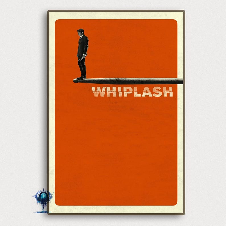 Może przedstawiać: Minimalistyczny plakat filmowy z pomarańczowym tłem. Mężczyzna w garniturze stoi na pałeczce do perkusji z napisem "WHIPLASH" wydrukowanym na biało poniżej.