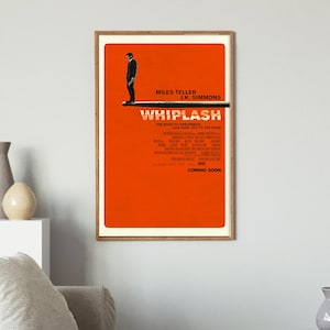 Może przedstawiać: Plakat filmowy do filmu "Whiplash" z Milesem Tellerem i J.K. Simmons. Plakat jest pomarańczowy z czarną sylwetką mężczyzny stojącego na pałeczce perkusyjnej. Tekst "Whiplash" jest dużymi białymi literami.