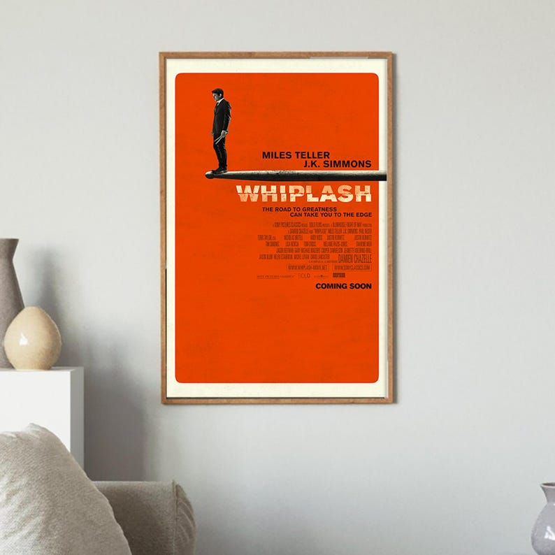 Może przedstawiać: Plakat filmowy do filmu "Whiplash" z Milesem Tellerem i J.K. Simmons. Plakat jest pomarańczowy z czarną sylwetką mężczyzny stojącego na pałeczce perkusyjnej. Tekst "Whiplash" jest dużymi białymi literami.