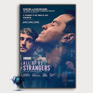 Könnte beinhalten: Filmplakat für "All of Us Strangers" mit Andrew Scott, Paul Mescal, Jamie Bell und Claire Foy. Das Plakat hat einen blauen Hintergrund mit einer Stadtlandschaft im Hintergrund. Der Filmtitel ist in großen weißen Buchstaben.