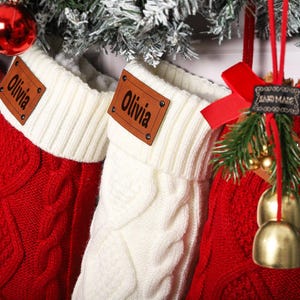 Personalisierte gravierte Leder Patch Strümpfe, individuelle Urlaubsstrümpfe, Weihnachtsstrümpfe mit Namen, Familienstrumpf, Urlaub Dekor Geschenk