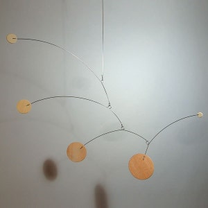 Arte Moderna Pendurada - Terra - Móbile de Madeira para Bebês