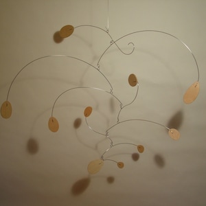 Escultura de decoração suspensa móvel de arte moderna em madeira Re-Mo, berçário, funk retrô médio grande