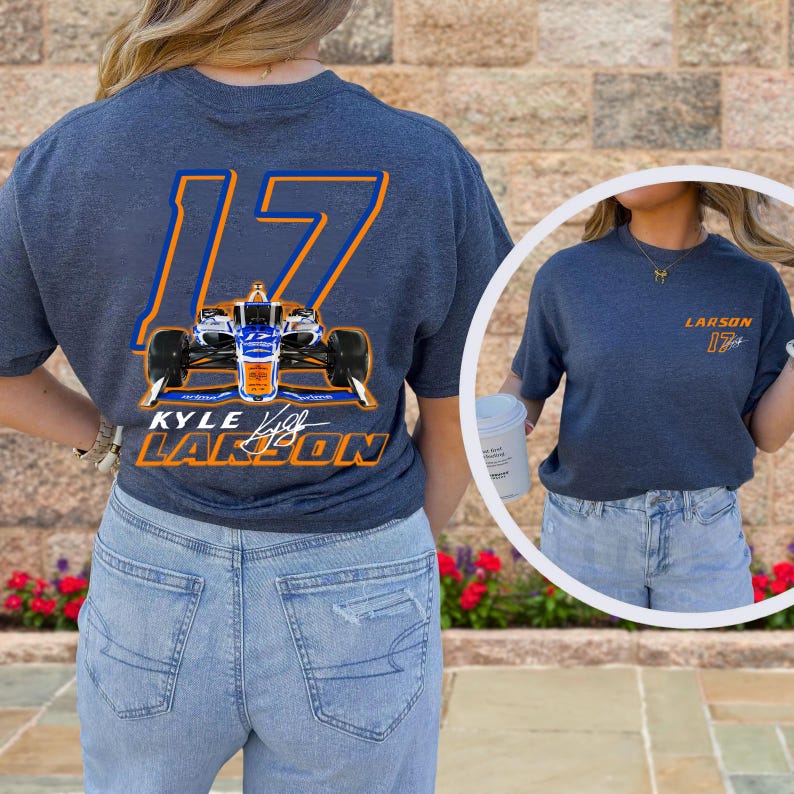 K&ouml;nnte beinhalten: Ein marineblaues T-Shirt mit einer gro&szlig;en orangefarbenen und blauen Nummer 17 auf der R&uuml;ckseite. Die Nummer ist wei&szlig; umrandet und enth&auml;lt ein Rennwagen im Inneren. Der Text "KYLE LARSON" befindet sich unter der Nummer. Das Shirt wird von einer Person mit einer blauen Jeans getragen.