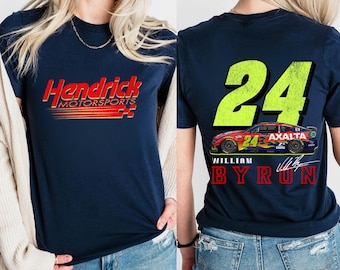 Op de afbeelding: Donkerblauw T-shirt met een rood en wit "Hendrick Motorsports" logo op de voorkant en een geel nummer "24" met een rode raceauto en de tekst "William Byron" op de achterkant.