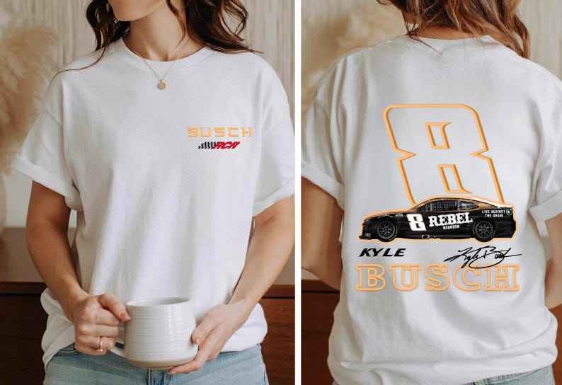 Puede incluir: Camiseta blanca con una imagen en blanco y negro de un coche de carreras con el n&uacute;mero 8 y las palabras "Kyle Busch" y "Rebel" en ella. La camiseta tambi&eacute;n tiene las palabras "Busch" y "MCH" en la parte delantera.