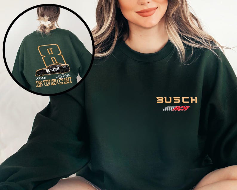Puede incluir: Una sudadera verde oscuro con un dise&ntilde;o de bandera a cuadros blanco y rojo y el texto "Busch" en amarillo. La parte posterior de la sudadera tiene un gran n&uacute;mero "8" en amarillo con un coche negro y el texto "Kyle Busch" en blanco.