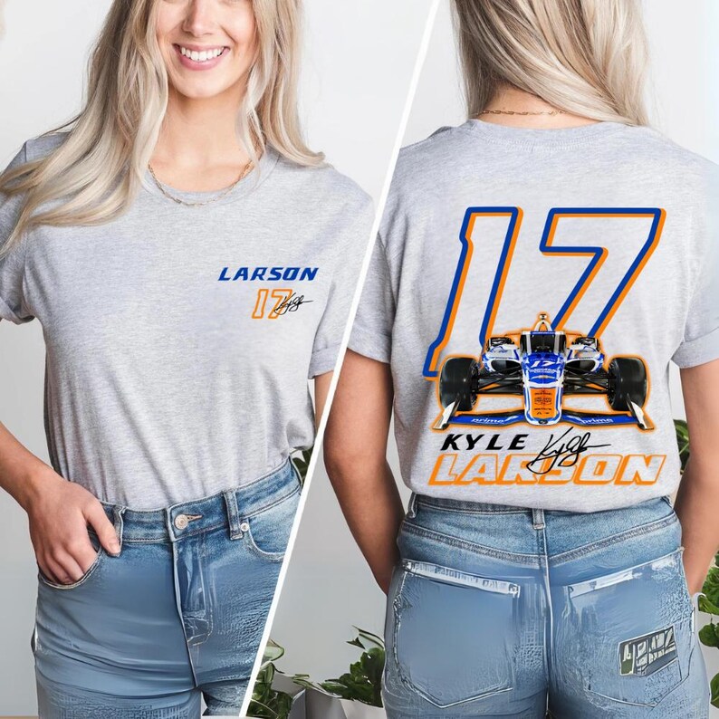 K&ouml;nnte beinhalten: Graues T-Shirt mit einem blauen und orangenen Rennwagen-Design auf der R&uuml;ckseite. Der Wagen tr&auml;gt die Nummer 17 und der Text "Kyle Larson" befindet sich unter dem Wagen. Die Vorderseite des Shirts tr&auml;gt den Text "Larson 17".