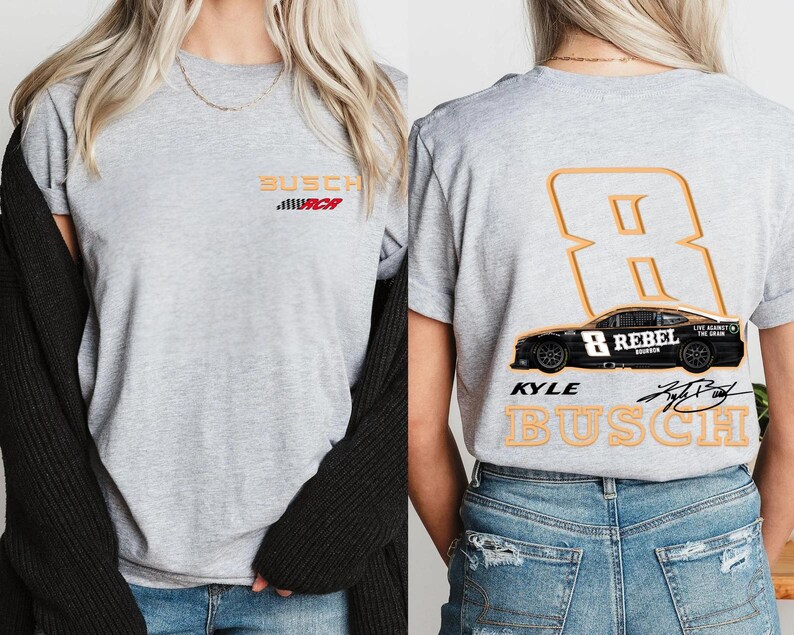 Puede incluir: Camiseta gris con un gr&aacute;fico de coche de carreras negro y el texto "Kyle Busch" y "8 Rebel" en la espalda. La parte delantera de la camiseta tiene el texto "Busch" en rojo y naranja.
