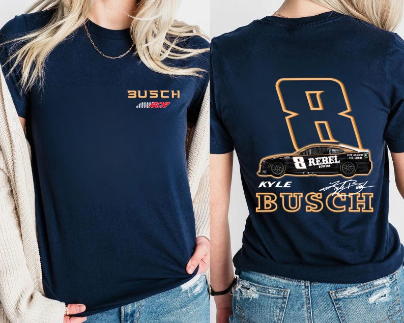 Puede incluir: Una camiseta azul marino con un logotipo "Busch" blanco y rojo y un peque&ntilde;o gr&aacute;fico de coche de carreras. La parte posterior de la camiseta presenta un gran n&uacute;mero naranja "8" con las palabras "Kyle Busch" y "Rebel" en el coche.