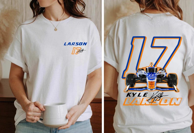 K&ouml;nnte beinhalten: Wei&szlig;es T-Shirt mit einem blauen und orangenen Rennwagen-Design auf der R&uuml;ckseite. Der Wagen ist die Nummer 17 und der Text "KYLE LARSON" befindet sich unter dem Wagen. Die Vorderseite des Shirts tr&auml;gt den Text "LARSON 17" in Blau und Orange.