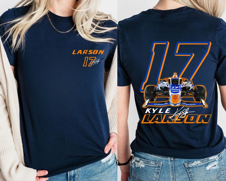 K&ouml;nnte beinhalten: Marineblaues T-Shirt mit einer wei&szlig;en und orangenen Nummer 17 und dem Text "LARSON" auf der Vorderseite. Die R&uuml;ckseite des Shirts zeigt ein Rennwagen mit der Nummer 17 und dem Text "KYLE LARSON".