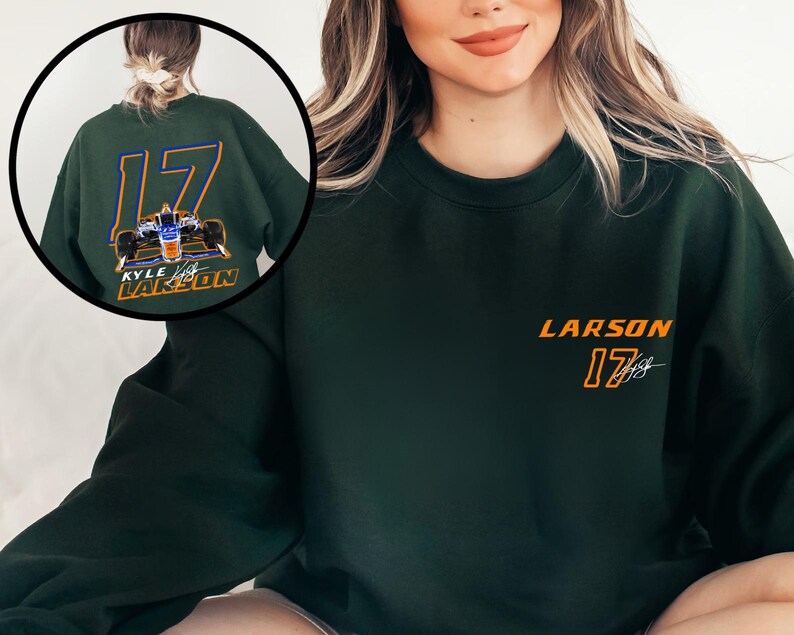 K&ouml;nnte beinhalten: Ein dunkelgr&uuml;ner Pullover mit einem wei&szlig;en und orangenen Design mit der Nummer 17 und dem Namen "LARSON" auf der Vorderseite. Die R&uuml;ckseite des Pullovers hat ein gr&ouml;&szlig;eres Design mit einem Rennwagen und dem Text "KYLE LARSON" in Wei&szlig; und Orange.