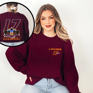 K&ouml;nnte beinhalten: Burgunderfarbener Pullover mit einer wei&szlig;en und orangenen Grafik eines Rennwagens und dem Text "LARSON 17" auf der Vorderseite.
