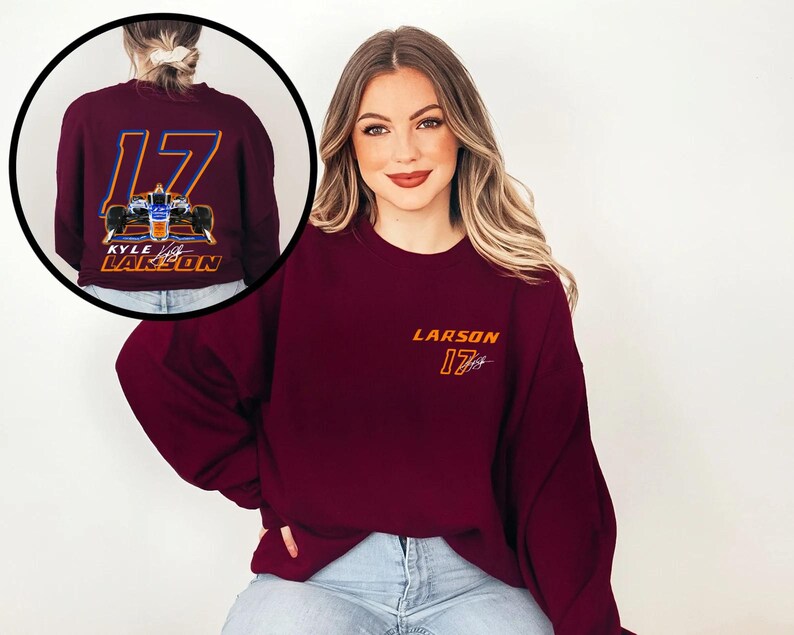 K&ouml;nnte beinhalten: Burgunderfarbener Pullover mit einer wei&szlig;en und orangenen Grafik eines Rennwagens und dem Text "LARSON 17" auf der Vorderseite.