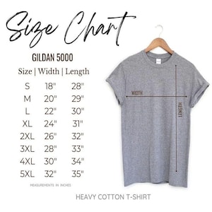 K&ouml;nnte beinhalten: Gr&ouml;&szlig;entabelle f&uuml;r Gildan 5000 T-Shirts, mit Angabe der Breite und L&auml;nge in Zoll f&uuml;r die Gr&ouml;&szlig;en S bis 5XL. Die Tabelle ist auf wei&szlig;em Hintergrund mit schwarzem Text gedruckt.