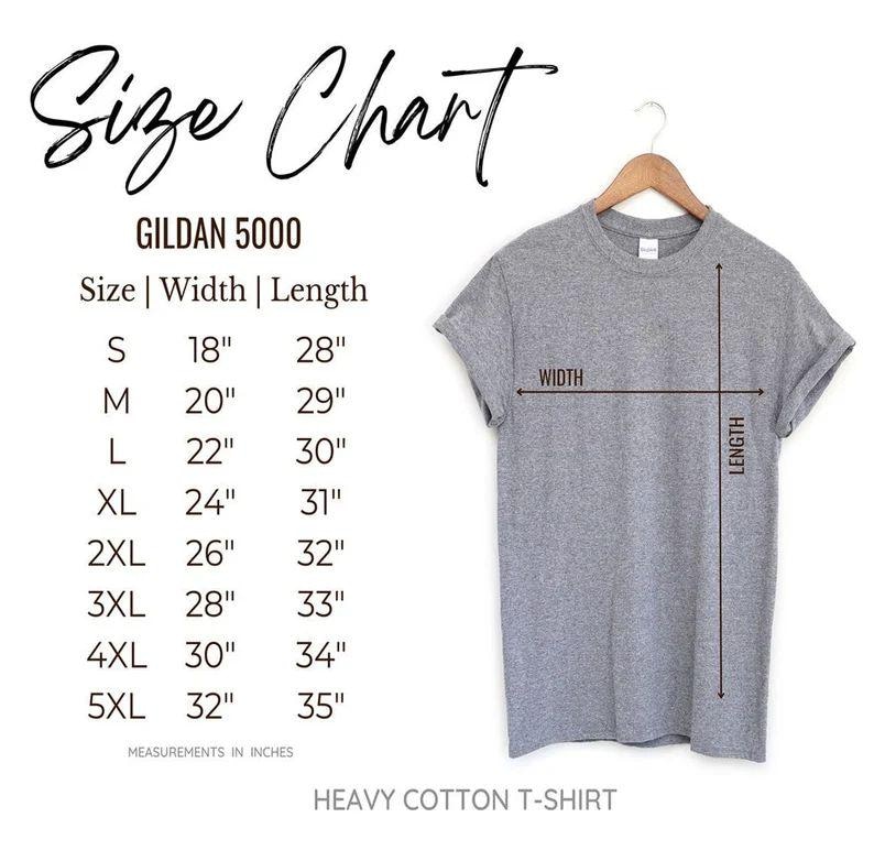 K&ouml;nnte beinhalten: Gr&ouml;&szlig;entabelle f&uuml;r Gildan 5000 T-Shirts, mit Angabe der Breite und L&auml;nge in Zoll f&uuml;r die Gr&ouml;&szlig;en S bis 5XL. Die Tabelle ist auf wei&szlig;em Hintergrund mit schwarzem Text gedruckt.