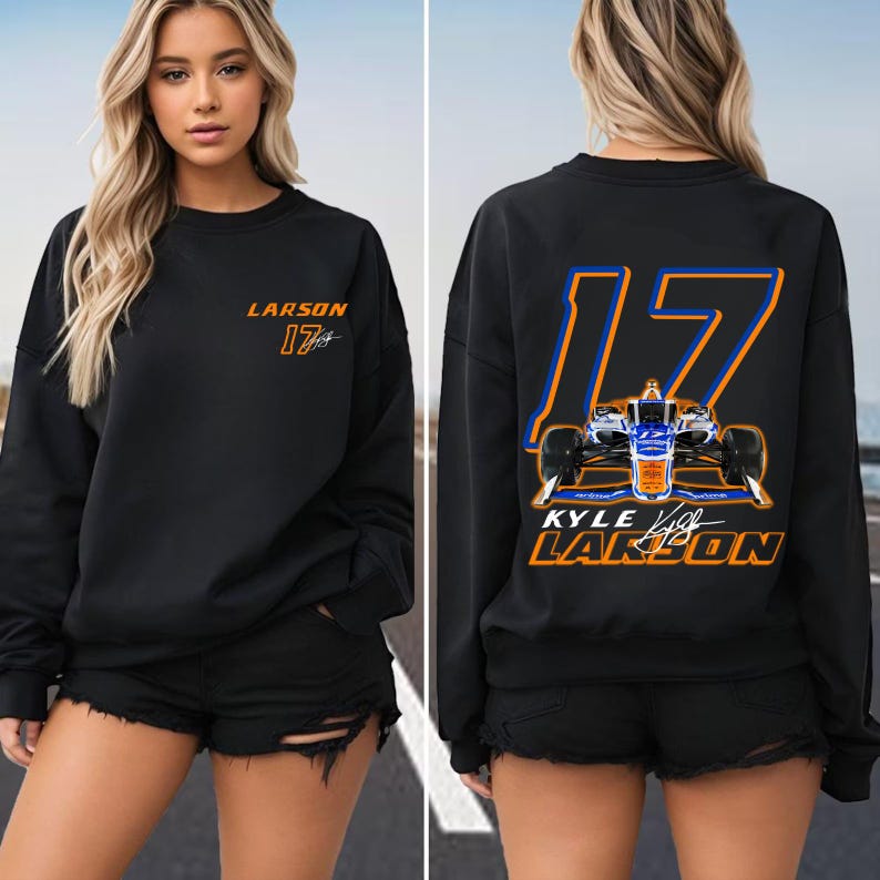 K&ouml;nnte beinhalten: Schwarzer Pullover mit einer gro&szlig;en orangen und blauen Nummer 17 auf der R&uuml;ckseite. Die Nummer umschlie&szlig;t ein kleines Bild eines Rennwagens. Der Text "KYLE LARSON" befindet sich unter der Nummer. Die Vorderseite des Pullovers tr&auml;gt den Text "LARSON 17" in Orange und Blau.