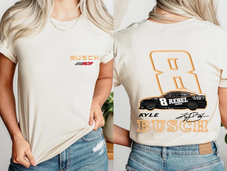 Puede incluir: Dos camisetas blancas con un dise&ntilde;o negro y naranja. La parte delantera de la camiseta tiene el texto "Busch" y "URCR" en rojo. La parte trasera de la camiseta tiene un gran n&uacute;mero naranja "8" con el texto "Kyle Busch" y "Rebel" en un coche negro.