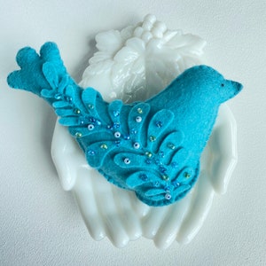 Pincushion Kit, Beaded Bird, DIY Kit, Hand Stitching Project, Bermuda Blue Bird, Stitchery Kit Bild 5