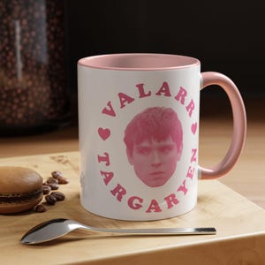 ヴァラー・ターガリエン王子 ピンクハートアクセント コーヒーマグ (11、15オンス)、ヴァラー・ターガリエン セブンキングダムズ マグ