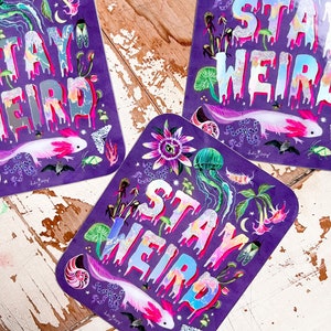 Sticker holographique restez bizarre