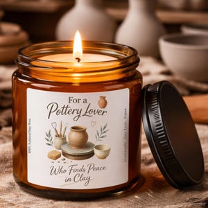 Candela di soia per amanti della ceramica, regalo vegano ecologico fatto a mano per artisti della ceramica, candela in barattolo d'ambra per decorare lo studio di argilla.