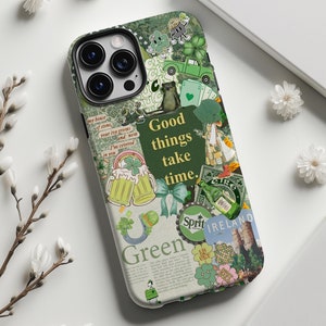 Op de afbeelding: Een groene en witte telefoonhoes met een collage van afbeeldingen en tekst. De tekst luidt "Good things take time." en "Green".