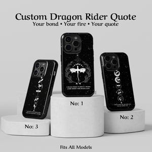 Puede incluir: Fundas de teléfono negras con diseños de dragones. Las fundas presentan un dragón, fases lunares y citas. El texto en las fundas dice "Custom Dragon Rider Quote" y "Fits All Models."