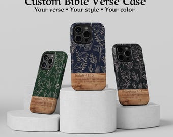 Puede incluir: Tres fundas para teléfono con diseños florales y versículos bíblicos. Las fundas son verde oscuro, azul marino y negro, cada una con una base de aspecto de madera. El texto incluye "Jeremías 29:13", "Isaías 41:10" y "Filipenses 4:13".