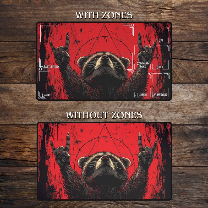 Peut inclure: Deux tapis de jeu rectangulaires avec un fond rouge et une illustration de raton laveur. Le raton laveur fait un geste de la main rock and roll. Un tapis a des zones &eacute;tiquet&eacute;es "Battlefield", "Lands", "Life", "Exile", "Command Zone", "Library" et "Graveyard". L'autre tapis est sans zones.