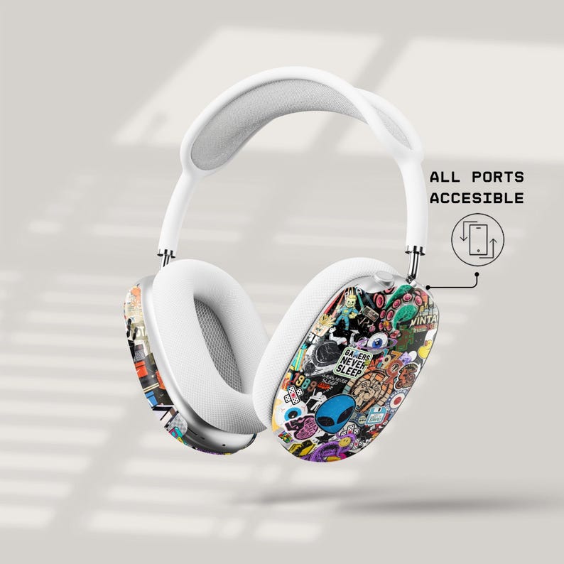 Puede incluir: Auriculares inal&aacute;mbricos blancos con un dise&ntilde;o de calcoman&iacute;as coloridas. Los auriculares tienen una diadema acolchada y almohadillas para los o&iacute;dos. El texto "ALL PORTS ACCESSIBLE" es visible en la imagen.