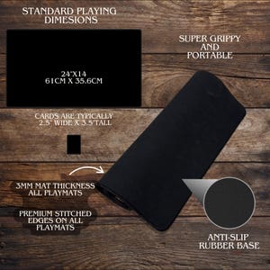 Peut inclure: Tapis de jeu noir avec des bords cousus et une base en caoutchouc antid&eacute;rapante. Le tapis mesure 61 cm x 35,6 cm et a une &eacute;paisseur de 3 mm. Le texte indique qu'il est tr&egrave;s adh&eacute;rent et portable.