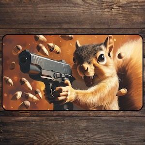 Tapete de juego de TCG de Squirrel Gun para fans de MTG, divertido tapete de escritorio de anime para juegos de cartas mágicas/tapete de juego personalizado, alfombrilla de ratón meme, DnD, accesorios de MTG.
