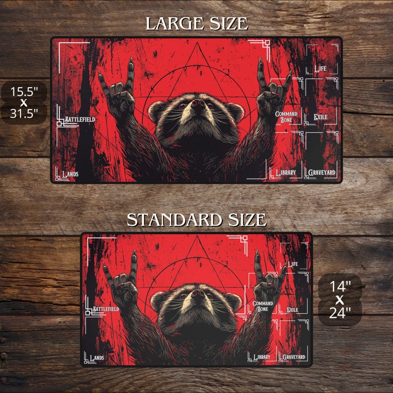 Peut inclure: Tapis de jeu rouge et noir avec un raton laveur levant les bras en signe de rock and roll. Le tapis mesure 39,4 cm x 80 cm en grand format et 35,6 cm x 61 cm en format standard. Comprend des zones de jeu et du texte.