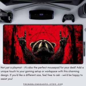 Peut inclure: Tapis de jeu rectangulaire rouge et noir avec un raton laveur faisant le signe de la main du rock and roll. Le tapis de jeu est con&ccedil;u pour une configuration de jeu ou un espace de travail. Le texte sur le tapis de jeu dit, "Pas seulement un tapis de jeu - c'est aussi le tapis de souris parfait pour votre bureau!"