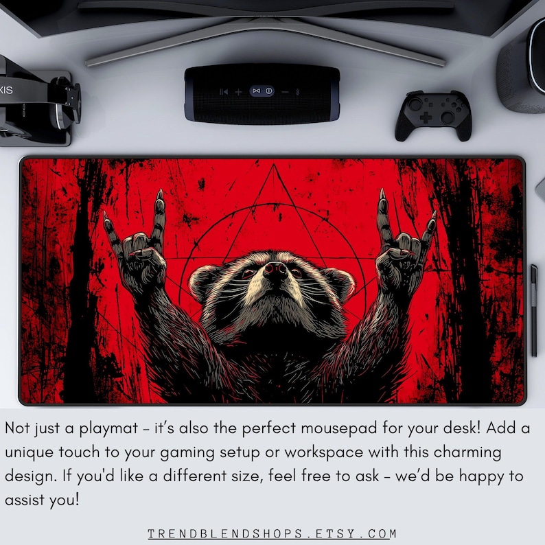 Peut inclure: Tapis de jeu rectangulaire rouge et noir avec un raton laveur faisant le signe de la main du rock and roll. Le tapis de jeu est con&ccedil;u pour une configuration de jeu ou un espace de travail. Le texte sur le tapis de jeu dit, "Pas seulement un tapis de jeu - c'est aussi le tapis de souris parfait pour votre bureau!"