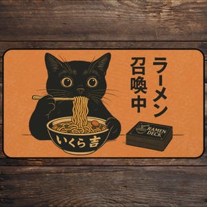 Tapete de juego MTG de gato comiendo ramen con zonas, juegos de cartas mágicos vintage / tapete de escritorio de anime, ilustración de fideos, tapete TCG, accesorios DnD MTG