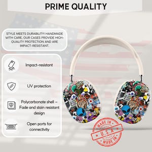 Puede incluir: Auriculares blancos con un dise&ntilde;o de calcoman&iacute;as coloridas. Las calcoman&iacute;as presentan una variedad de gr&aacute;ficos, incluidos extraterrestres, personajes de dibujos animados y texto. Los auriculares est&aacute;n hechos en los EE. UU.  "Gamers Never Sleep" y "Vintage" son visibles en las calcoman&iacute;as.