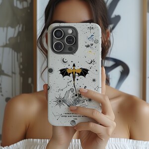 K&ouml;nnte beinhalten: Wei&szlig;e iPhone-H&uuml;lle mit einem schwarzen und goldenen Drachen-Design, Sternen und dem Text "Ich w&uuml;rde lieber einen ganzen Krieg f&uuml;hren, als ohne dich zu leben".
