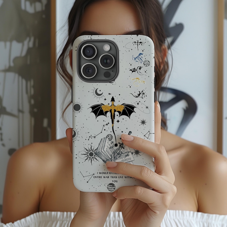 K&ouml;nnte beinhalten: Wei&szlig;e iPhone-H&uuml;lle mit einem schwarzen und goldenen Drachen-Design, Sternen und dem Text "Ich w&uuml;rde lieber einen ganzen Krieg f&uuml;hren, als ohne dich zu leben".